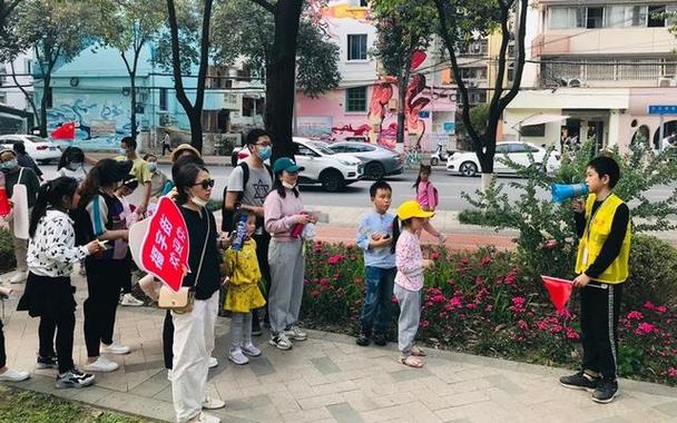 快闪的方式,为到锦江区福字街旅游的本地及外地人进行专业导游服务